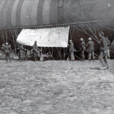 Klaarmaken van een observatieballon.