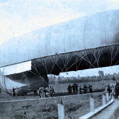 Een observatieballon wordt in positie gebracht.