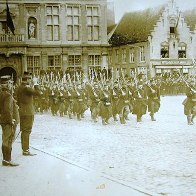 König Albert I während eine Parade vom 7 Linie Regiment in Veurne