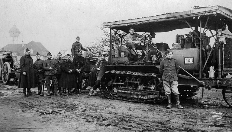 Un tracteur agricole de type 'Holt Caterpillar' de 11 tonnes